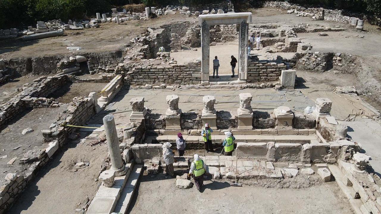  Ancient Roman Era Library Unearthed in Türkiye’s Historic City of Stratonikeia