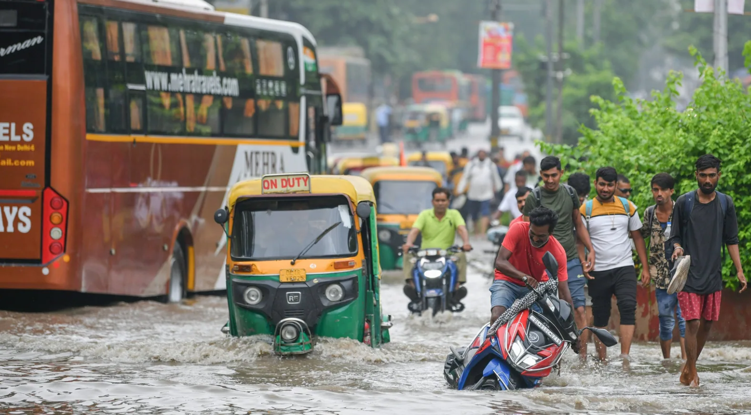 Weather Warnings Across India: Rainfall, Flooding and Travel Disruptions in Multiple States