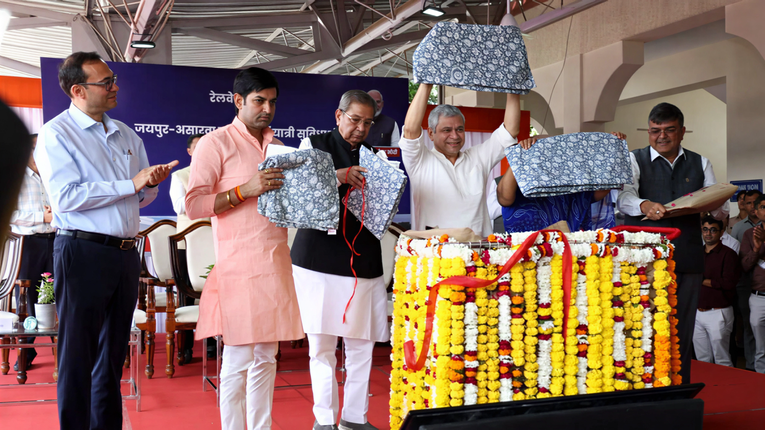 Indian Railways Launches Washable Sanganeri-Printed Blanket Covers in Trains Pilot Begins in Jaipur